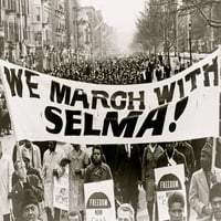 Маршовете, носещи банер, водят път като 15, парад в Харлем; Ние маршируваме със Селма